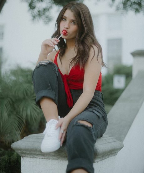 Nessa Barrett model pornographic pictures