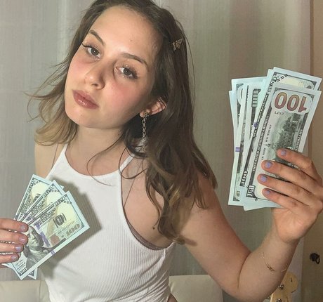 Mica Tenenbaum art star photo