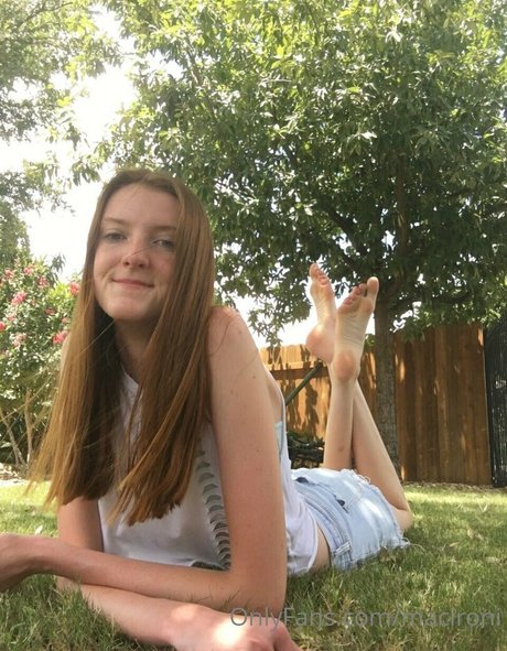 Maci Currin star art pic