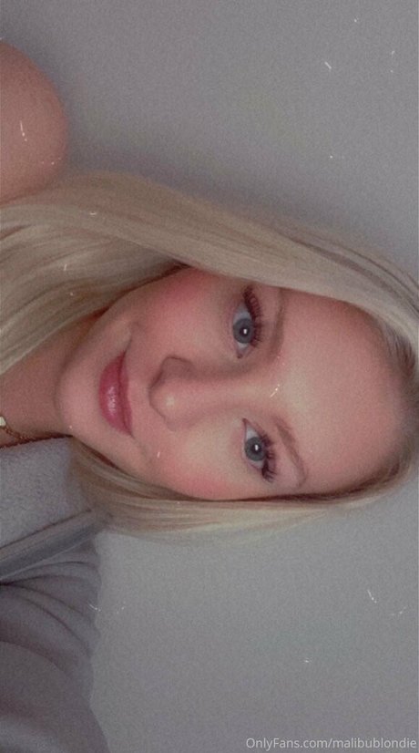 freshmanblondie18 model hot photos