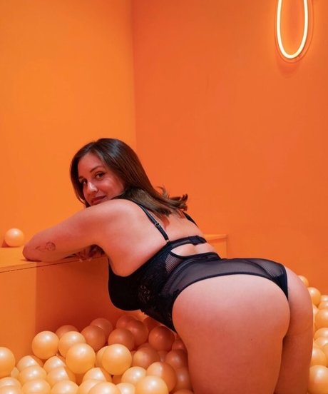 Busty Eve art model picture