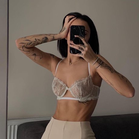 Pelinay Igit porn actress photo