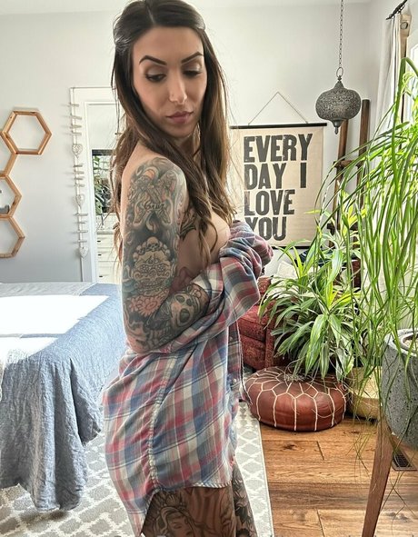 aliinwunderland model top image