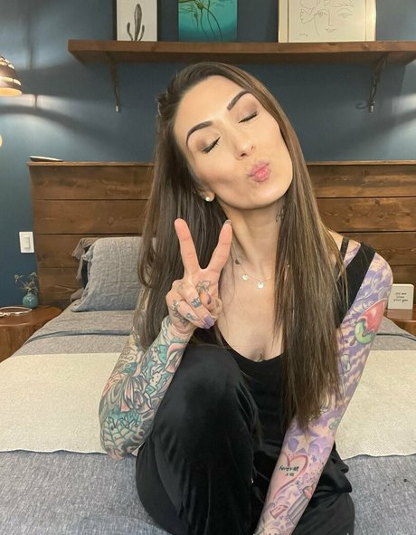 aliinwunderland pornstar erotic photo