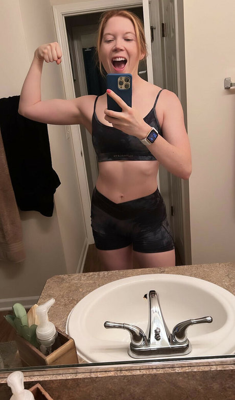 Peachy Noel hot model img