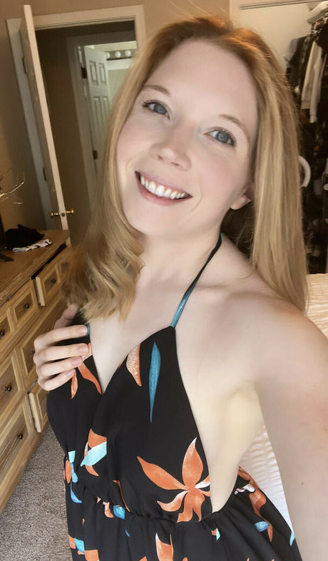 Peachy Noel naked star pictures