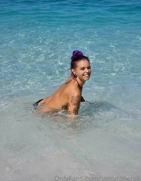 spicyrollersg erotic model picture