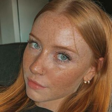 Little miss red pornstar sexy picture