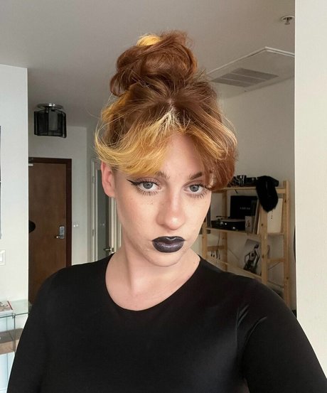 Tati Bruening free model pics