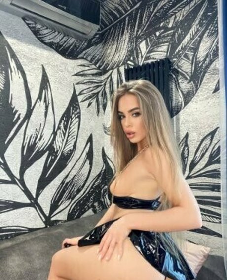 kissolivia adult model images