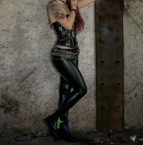 hollyhellfree star art img