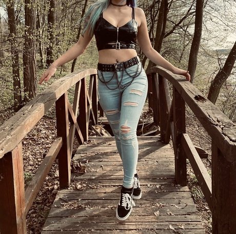 hollyhellfree nude model pictures