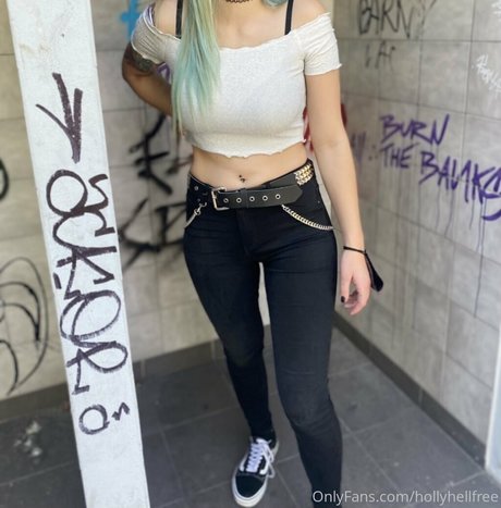 hollyhellfree nudes star image