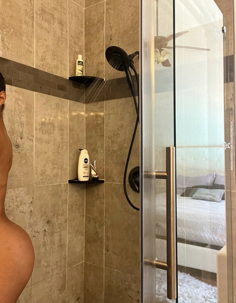 Ariane Andrew star nudes pictures