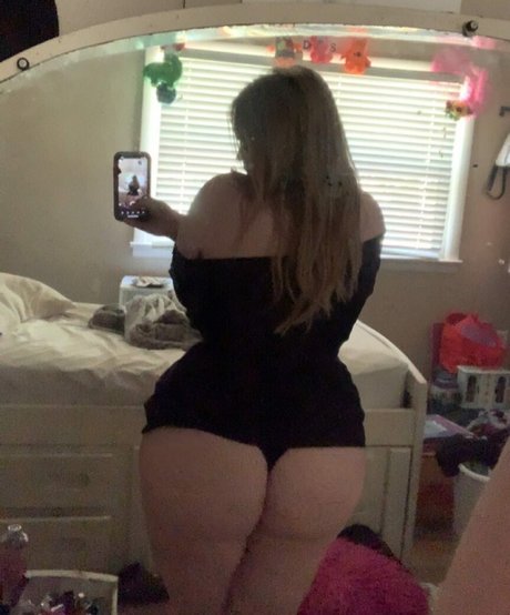 yourstrulysav model beautiful image