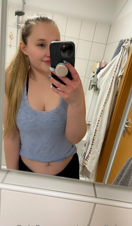 miasofiefree model naked photo