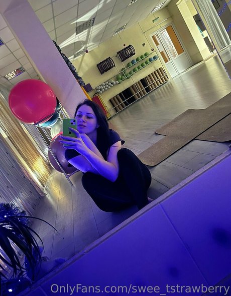 swee tstrawberry star naked images