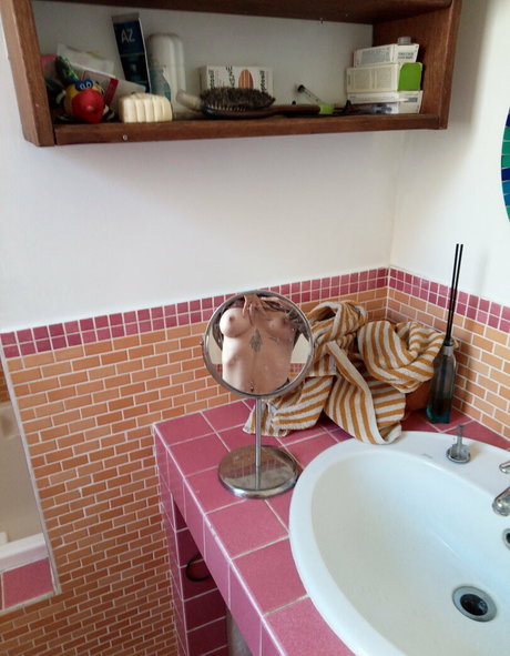 alice inwonderland96 nude star photos