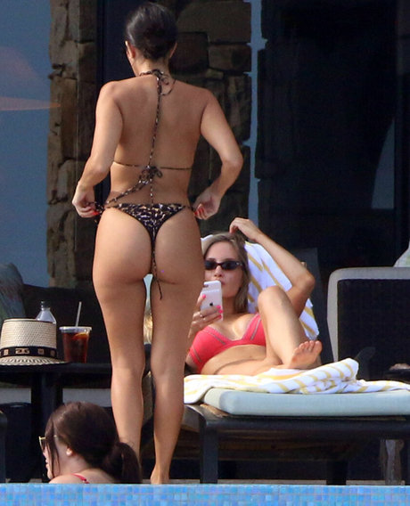 Kourtney Kardashian model high quality pic