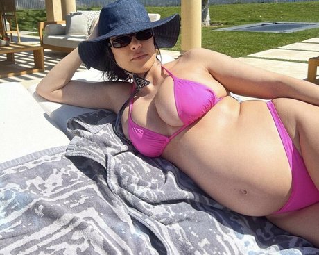 Kourtney Kardashian naked actress picture