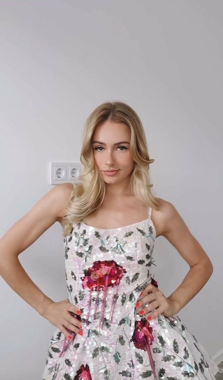 itsSky sex model picture