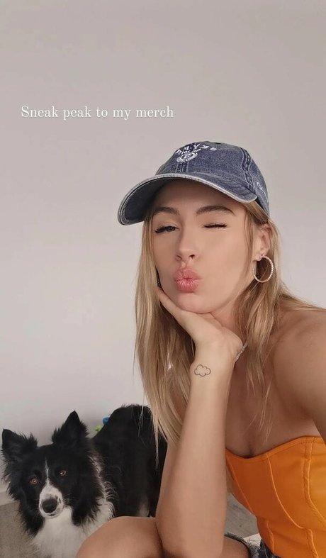 itsSky model naked picture