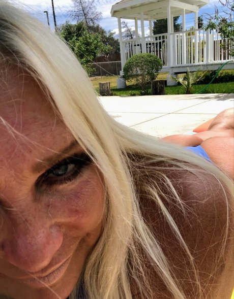 Linda Claridge star sexy archive