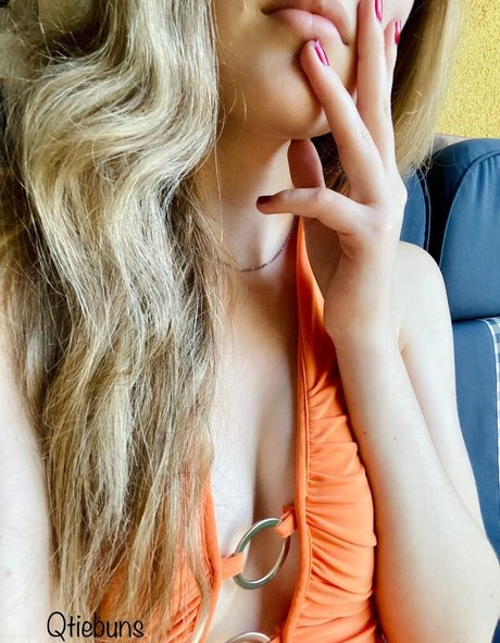 Qtiebuns ASMR model erotic photo