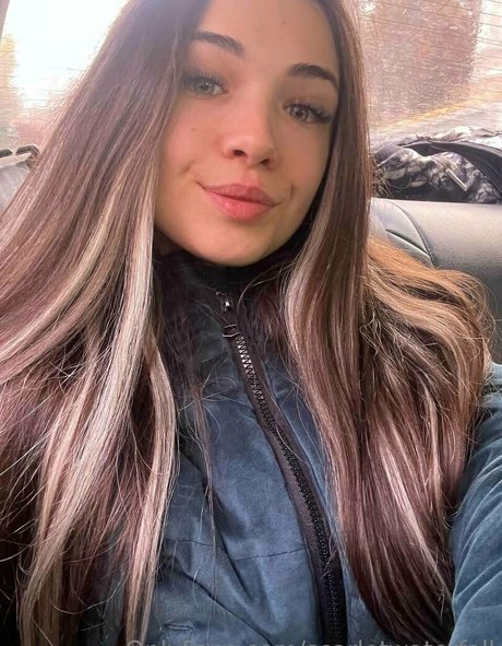 yourqueen3 porn model images