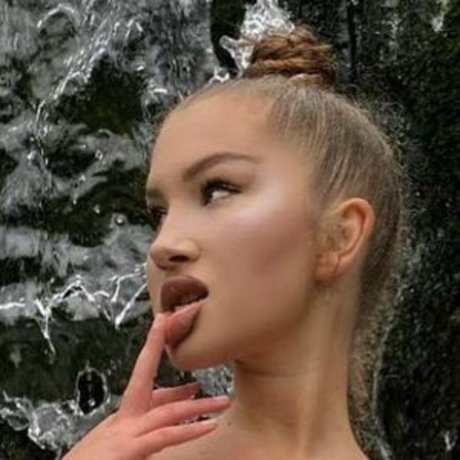 Nika Arven sexy actress img