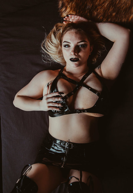 Lilith Jane perfect model image