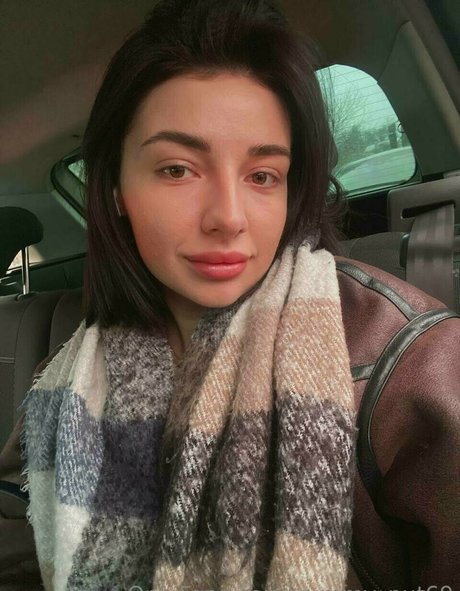 Yummy Nut model erotic pic