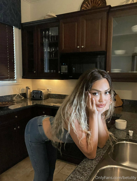 betulily pornstar beautiful image