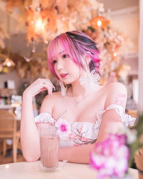 Akaei Ray star erotic pics