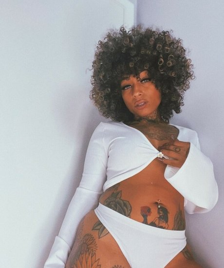 helloomcfly nude actress pic