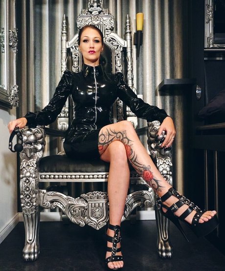 MeliDeluxe naked model image