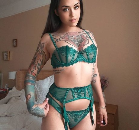 Prunette pornstar perfect image