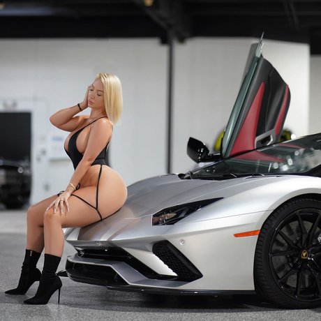 Molly Cavalli sexy model pic