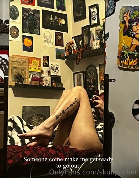 Skullpocket model sexy photos