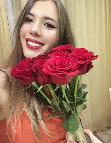 brunette milf onlyfans beautiful naked picture