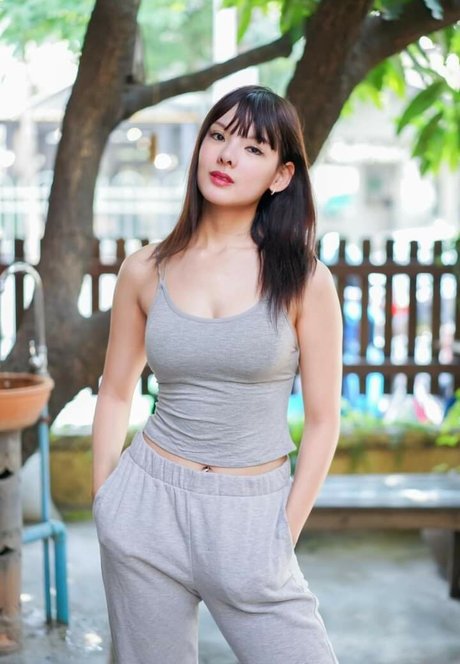 Beeko Pinknavy model adult pictures