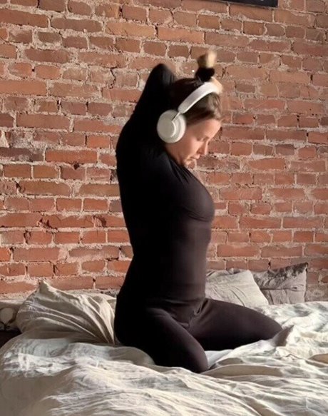 Victoria Koblenko naked model img