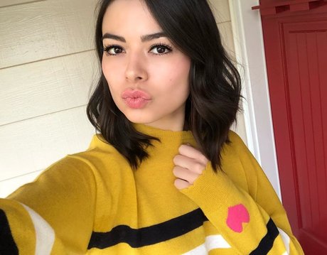 Miranda Cosgrove model top img