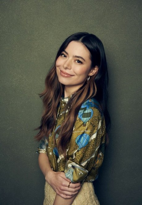 Miranda Cosgrove model naked picture