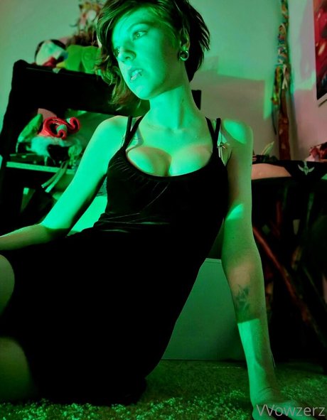 vvowzerz pornographic model pic