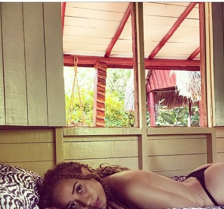 xulanichristine erotic model pic