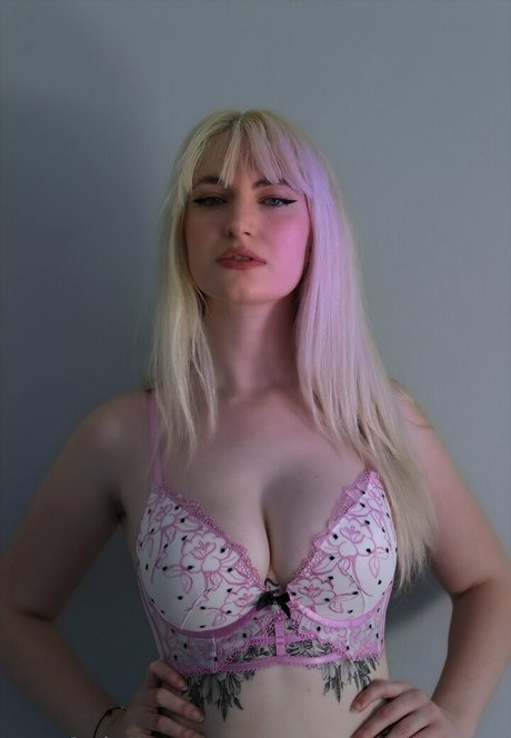 blonde babe onlyfans beautiful naked pics