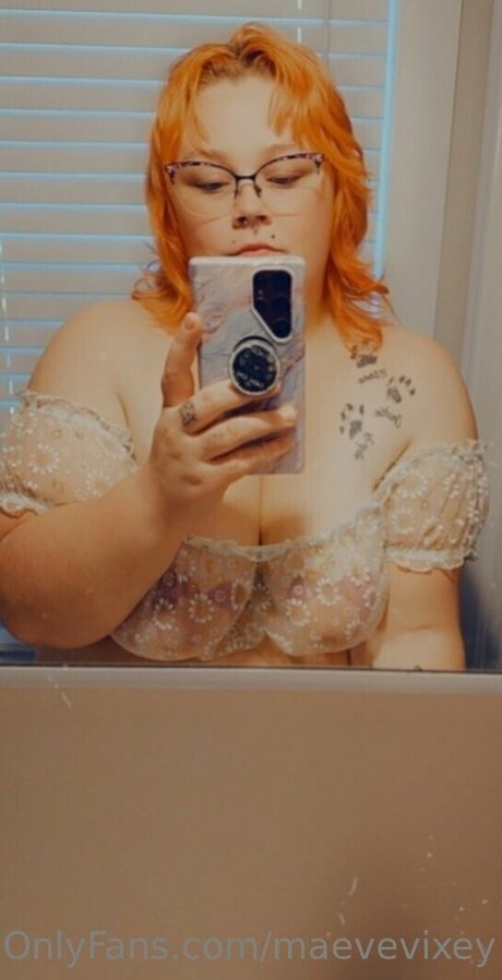 maevevixey model top picture