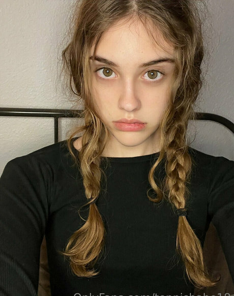 Jessie Carter pretty star pic