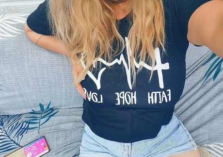 dripping wet pussy onlyfans erotic pics